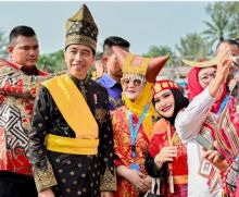 Bupati Kasmarni bersama presiden RI Jokowidodo