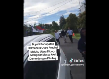 Bupati Halmahera Kejar Mahasiswa Demo Pakai Parang Berujung Kantor Polisi. (X/@5teV3n_Pe9eL)