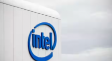Logo Intel Corp tentang bangunan pintar di Petah Tikva, Israel /Reuters