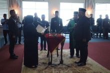 Bupati Kasmarni saat melantik Direktur PDAM Bengkalis
