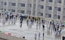 Mina Diguyur Hujan Lebat usai Panas Ektrem, Jemaah Haji Lari Keluar Tenda. (X/Foto)