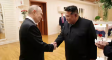 Gambar menunjukkan Presiden Rusia Vladimir Putin berjabat tangan dengan pemimpin Korea Utara Kim Jong Un selama kunjungannya ke Pyongyang, Korea Utara, dalam gambar yang dirilis oleh Kantor Berita Pusat Korea 19 Juni 2024 /Reuters