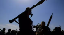 Pendukung bersenjata pemberontak Houthi Yaman menghadiri rapat umum dalam solidaritas dengan perlawanan bersenjata gerakan Hamas Palestina melawan Israel di ibu kota Sanaa pada 29 Januari 2024 /AFP