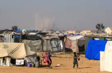 Gambar menunjukkan asap mengepul setelah pemboman Israel di Rafah di latar belakang dari sebuah kamp untuk orang-orang terlantar di Khan Yunis pada 21 Juni 2024 /AFP