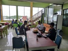 Anggota TNI AL saat melakukan kordinasi dengan pemilik kapal MV CAS 