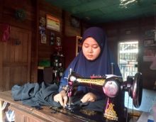 Laudia Cinta Bella saat menjahit baju pesanan konsumen. Laudia membuka usaha menjahit di rumahnya, di Bagan Siapiapi, Rokan Hilir, Riau usai menjalani pelatihan menjahit pada Program Penguatan Vokasi PT Pertamina Hulu Rokan (PHR) angkatan 2022.