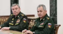 Menteri Pertahanan Rusia Sergei Shoigu dan Kepala Staf Umum Angkatan Bersenjata Rusia Valery Gerasimov menghadiri pertemuan dengan Presiden Rusia Vladimir Putin di Moskow, Rusia 27 Februari 2022 /Reuters