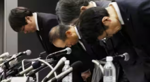 Foto dari 29 Maret 2024 ini menunjukkan presiden Kobayashi Pharmaceutical Co. Akihiro Kobayashi (kiri ke-2) dan yang lainnya menundukkan kepala pada awal konferensi pers di Osaka setelah suplemen makanan perusahaan berada di pusat ketakutan kesehatan yang berkembang /AFP