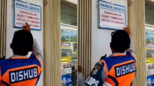 Oknum Petugas Dishub Coret Tulisan Parkir Gratis di Indomaret. (X/Foto)
