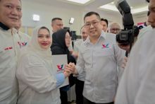 Kasmarni saat menerima surat rekomendasi dari partai Perindo