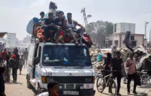 Foto dari 2 Juli 2024 ini menunjukkan mengendarai kendaraan yang sarat dengan barang-barang saat mereka melarikan diri dari Khan Younis /Reuters