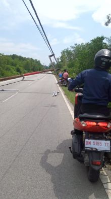 Kondisi tiang listrik yang tumbang