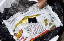 Terlihat Mencurigakan, Ojol Nekad Buka Paket Sabu yang Diseludup Lewat Mi Instan. (Screenshot beritasatu.com)