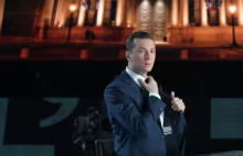 Kisah Jordan Bardella yang kaya raya, dari dibesarkan oleh seorang ibu tunggal di blok menara yang menjemukan di pinggiran utara Paris yang dirusak kejahatan hingga berpotensi menjadi PM negara itu, telah menyentuh hati banyak pemilih /AFP