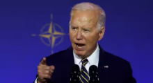 Biden berbicara dari teleprompter dan berhasil menghindari meraba-raba dan kebingungan /Reuters
