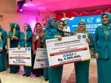 Penyerahan hadiah lomba HKG PKK Provinsi Riau