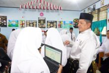 Pelajar SMP Kabupaten Siak Belajar Mengunakan Chromebook belajar.id