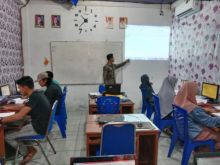 Muhammad Nizam saat mengajar kursus komputer administrasi perkantoran di Bagan Siapiapi. Nizam merupakan salah satu alumni Program Penguatan Vokasi PHR tahun 2022 yang bekerja sama dengan PCR dan Disnaker Rokan Hilir.