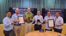 COO RAPP Eduward Ginting bersama ERM-BCM Head RAPP Roberd Luhut Sitorus memegang dua penghargaan dari ARA 2024