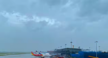 Pemandangan umum Bandara Internasional Noi Bai Vietnam setelah ditutup karena Topan Yagi yang mendekat, di Hanoi, pada 7 September 2024 /Reuters
