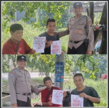 Sebar Brosur dan Cooling Sistem Himbauan Pilkada Damai Cara Bhabinkamtibmas Redam Ketegangan Politik Ditengah Masyarakat