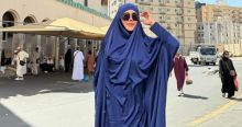 Isa Zega alias Mami Online alias Sahrul berfoto disela-sela ibadah umrah. Sumber: suara.com