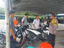 Sambangi Petugas Dishub, Bhabinkamtibmas Lakukan Cooling System