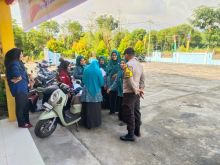 Sambangi Ibu PKK, Bhabinkamtibmas Polsek Bengkalis Lakukan Cooling System