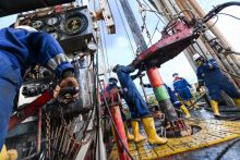 Pekerja PT Pertamina Hulu Rokan (PHR) tengah melakukan aktivitas pengeboran  di salah satu lapangan minyak WK Rokan