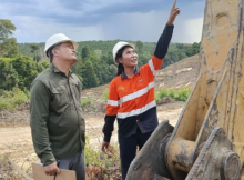 Lilis, salah satu lulusan Female Excavator Operator Trainee asal Desa Penyengat Siak, bersama mentornya Saut Situmorang dalam salah satu sesi pelatihan yang diikuti.