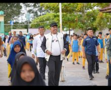 Alfedri Sambut Pelajar Perdana Masuk Sekolah Pasca Libur Panjang  