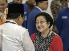Ketum PDIP Megawati Soekarnoputri dan Ketum Gerindra Prabowo Subianto bertemu. Sumber: liputan6.com
