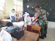 Babinsa Kodim 0322/Siak Terlibat dalam Program Dukungan Makan Bergizi Gratis Hari Ke-12 di Kabupaten Siak