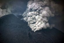 Gunung Lewotobi Laki-laki Erupsi Berkali-kali, Semburkan Abu Vulkanik 1,6 KM.