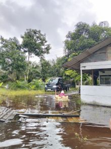 Respon Cepat Banjir di Pusako, Dinas Sosial Dirikan Dapur Umum.