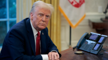 Presiden AS Donald Trump berbicara kepada wartawan dari Resolute Desk setelah menandatangani perintah eksekutif untuk menunjuk wakil administrator Administrasi Penerbangan Federal di Kantor Oval di Gedung Putih pada 30 Januari 2025 di Washington, DC /AFP