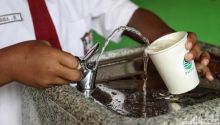 Minum air dari keran. Sumber: detik.com