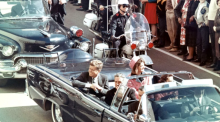 Presiden Kennedy di limusin di Dallas, Texas, di Main Street, beberapa menit sebelum pembunuhan. Juga di limusin kepresidenan adalah Jackie Kennedy, Gubernur Texas John Connally, dan istrinya, Nellie /Wikimedia Commons