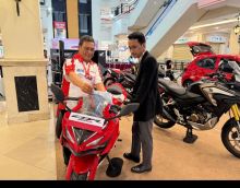 Salah satu pengunjung melihat sepada motor Honda dalam pameran Honda motor show di salah satu Mall di Pekanbaru 