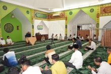 Pegawai BRK Syariah mendengarkan pengajian Islam