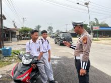 Unit Lantas Polsek Kandis Tengah Imbau Pelajar Wajib Pakai Helm Saat Berkendara Ke Sekolah