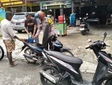 Aksi Bhabinkamtibmas Bantu Motor Mogok di Jalan Ini Tuai Pujian, Sampai Isikan Bensin