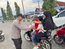 Kapolsek Tualang Pimpin Aksi Berbagi Takjil, Wujud Kepedulian di Bulan Ramadhan