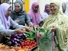 DWP Dinas Perkebunan Bagikan Sayur Gratis Bagi Jemaah Sholat Subuh