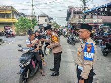 Berkah Ramadan, Kapolsek Tebingtinggi Bersama Personel Berbagi Takjil untuk Masyarakat