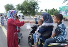 TP-PKK Bengkalis Bagikan 400 Paket Takjil Kepada Masyarakat