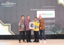 Pimpinan BRK Syariah Terima Penghargaan sebagai Bank Daerah Syariah Terbaik di Indonesia