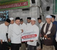Gubri Abdul Wahid menyerahkan CSR BRK Syariah di Tembilahan