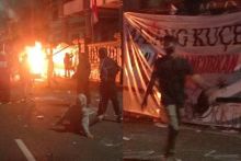 Kekerasan Aparat pada Pendemo Bikin Mahasiswa Surabaya Alami Patah Tulang. 