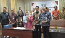Tepat Waktu, Bupati Kasmarni Serahkan LKPD Unaudited 2024 ke BPK